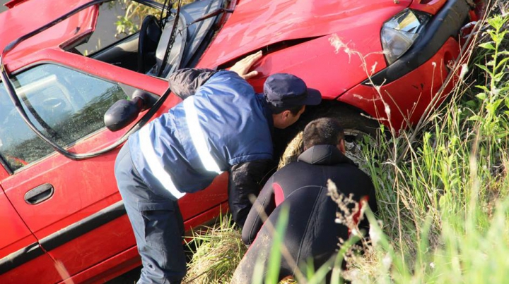 Doi pasageri s-au înecat, după ce automobilul în care mergeau a derapat în Nistru (VIDEO/FOTO)