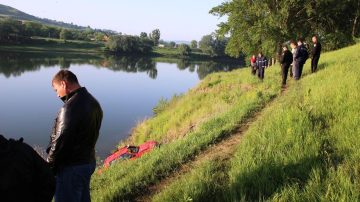 Doi pasageri s-au înecat, după ce automobilul în care mergeau a derapat în Nistru (VIDEO/FOTO)