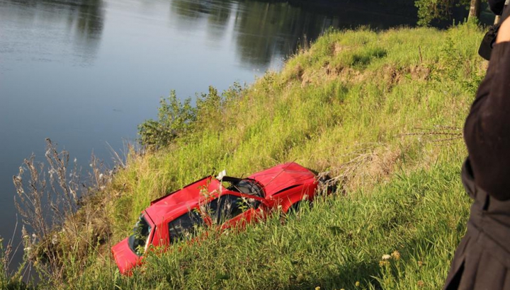 Doi pasageri s-au înecat, după ce automobilul în care mergeau a derapat în Nistru (VIDEO/FOTO)