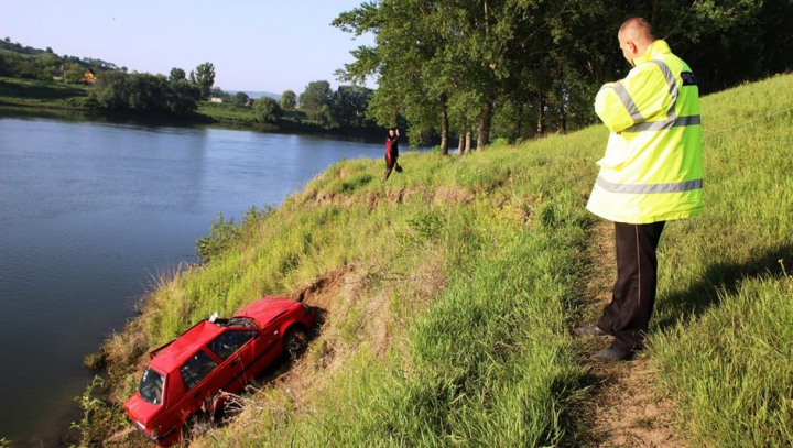 Doi pasageri s-au înecat, după ce automobilul în care mergeau a derapat în Nistru (VIDEO/FOTO)