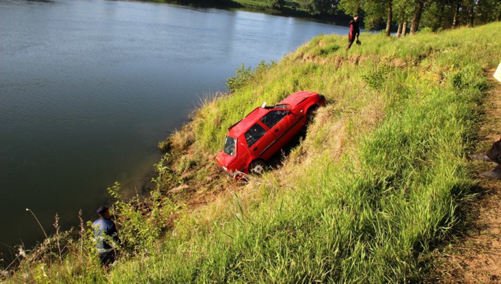 Doi pasageri s-au înecat, după ce automobilul în care mergeau a derapat în Nistru (VIDEO/FOTO)