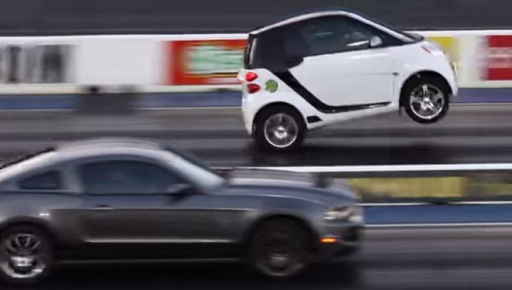 (VIDEO) Pornirea spectaculoasă a unui Smart în duel cu un Ford Mustang