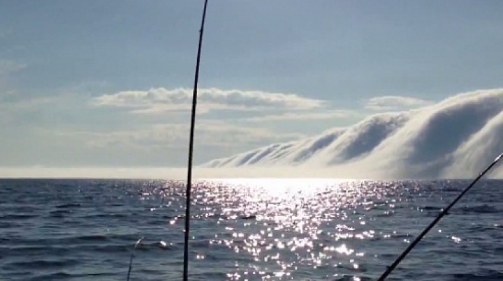 Fenomen natural impresionant! Un pescar a fost uimit de ceea ce venea dinspre lac (VIDEO)