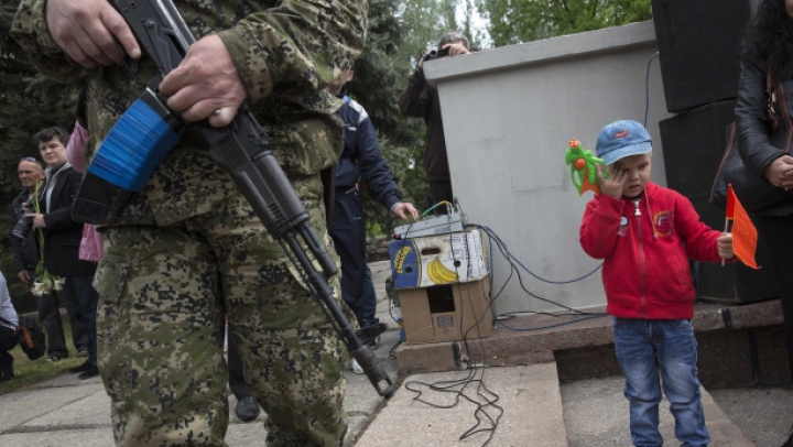 Referendum cu explozii în estul Ucrainei. Sediul Primăriei din Mariupol este în flăcări