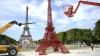 Surpriză pentru turiştii din Paris! A fost construită o replică a Turnului Eiffel din scaune de grădină