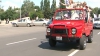 Au îmbrăcat rochii de mireasă şi s-au plimbat cu automobile de epocă. La Chişinău a avut loc Parada Mireselor (VIDEO)