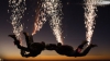 Un nou trend în paraşutismul modern: Săriturile cu artificii (VIDEO)