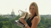 A uimit publicul de la Paris! Maria Şarapova a prezentat trofeul câştigat la Roland Garros (VIDEO)