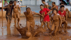 Cel mai straniu turneu de fotbal. Participanților li s-a oferit să se "relaxeze" în noroi