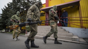 Separatiştii continuă să atace punctele de control ale militarilor ucraineni. "Mirosul de război este în aer"