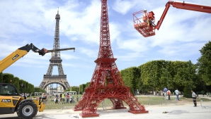 Surpriză pentru turiştii din Paris! A fost construită o replică a Turnului Eiffel din scaune de grădină