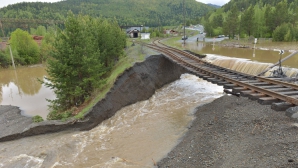 Vremea face noi victime în lume. Peste 4 000 de locuinţe au fost inundate în Siberia 