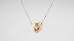 O companie a lansat o colecţie de biberoane și suzete din aur roz, încrustate cu diamante