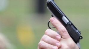 Reţinere cu focuri de armă în Chişinău. Suspectul a încercat să fugă cu automobilul (VIDEO)