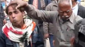 VIDEO INCREDIBIL! Cum îşi albesc indienii dinţii, pe marginea străzii 