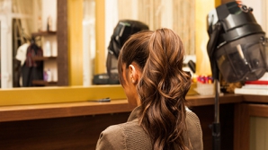 Unele saloane de frumuseţe scurg moldovencele de bani. Istoria unor femei devenite victime ale manipulării