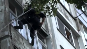 Operaţiune de "Spider Man" în capitală. Salvatorii, alertaţi de tatăl unui copil care nu deschidea uşa casei (VIDEO)