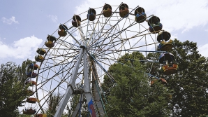 CAZ TERIFIANT în Thailanda. Cel puţin 15 oameni au fost răniţi după ce un CARUSEL S-A PRĂBUŞIT