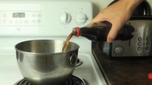 VIDEO UIMITOR! Ce se întâmplă dacă fierbi o sticlă de Cola