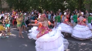 Multă culoare şi voie bună la Berlin! Peste 5 000 de emigranţi au participat la Carnavalul Culturilor (VIDEO)