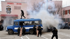 Pentru prima dată, poliţiştii moldoveni au învins "teroriştii" la antrenamente