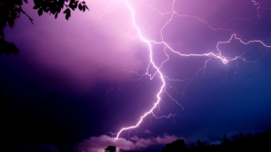 ÎNSPĂIMÂNTĂTOR! Ce păţeşte un om atunci când este lovit de un fulger (FOTO)