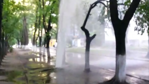 Gheizer la Botanica! Un jet de apă a ţâşnit din pământ până la etajul cinci (VIDEO)