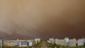 Maşini răsturnate şi oameni blocaţi! IMAGINI VIDEO cu o furtună de nisip care are forţa unui uragan