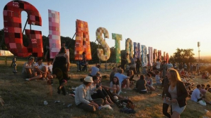 Distracţie cu rock şi noroi la Glastonbury! Unul dintre cele mai cunoscute festivaluri din lume a adunat sute de mii de spectatori