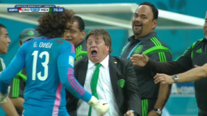 (VIDEO) Antrenorul mexicanilor nu-şi face tabu din exprimarea emoţiilor. Ce figuri a demonstrat după golurile Naţionalei