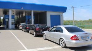 Din Anglia în Moldova cu mărfuri tăinuite. Vezi ce au găsit vameşii în maşina unui bărbat (FOTO/VIDEO)