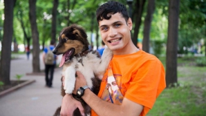 Mai mulţi interpreţi autohtoni au cântat pentru o cauză nobilă: Au ajutat un tânăr orb şi orfan (VIDEO)