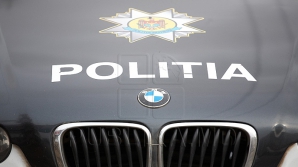 Un echipaj al poliţiei, surprins în timp ce încalcă regulamentul circulaţiei rutiere (VIDEO)