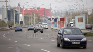 TERIBILISM în trafic! Cum se comportă doi tineri care merg cu maşina pe viaductul din capitală (VIDEO)