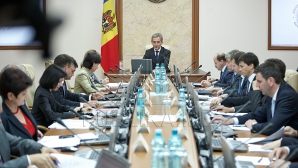 (VIDEO) Un membru al Guvernului s-a prezentat la şedinţă cu o VÂNĂTAIE SUB OCHI