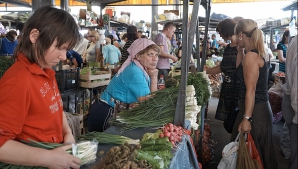 Pe tarabe au apărut fructe şi legume autohtone. "După buzunarul nostru, preţurile sunt destul de mari"