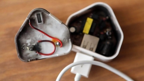 TRAGEDIE din cauza unui încărcător de telefon. Câteva trucuri să deosebeşti o copie de original (FOTO)