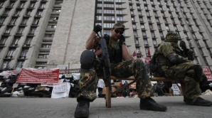 ADEVĂR sau ÎNSCENARE? Doi ofiţeri ucraineni ar fi fost executaţi de separatiştii pro-ruşi din estul Ucrainei (VIDEO)