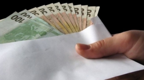 A cerut 4.500 de euro şi a promis că va influenţa judecători din cadrul Curţii de Apel şi a Judecătoriei Centru