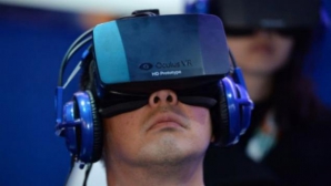 MORI DE RÂS! Cum reacţionează un tânăr care vede prima dată prin ochelarii virtuali (VIDEO)