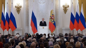 Faptul că Putin îşi cere voie de la Senat să nu-i permită intervenţia militară în ţara vecină este dezbătut de editorialişti