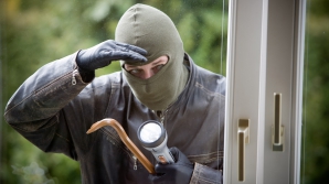 Doi minori au fost reţinuţi pentru furt de proporţii. Făptaşii şi-au ascuns prada sub un pod din Chişinău (VIDEO)