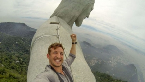 Selfie la înălţime! Un bărbat a escaladat statuia lui Iisus din Brazilia (FOTO/VIDEO)