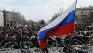 Proteste la Ambasada Federaţiei Ruse de la Kiev. Manifestanţii au răsturnat şase automobile ale reprezentanţei diplomatice