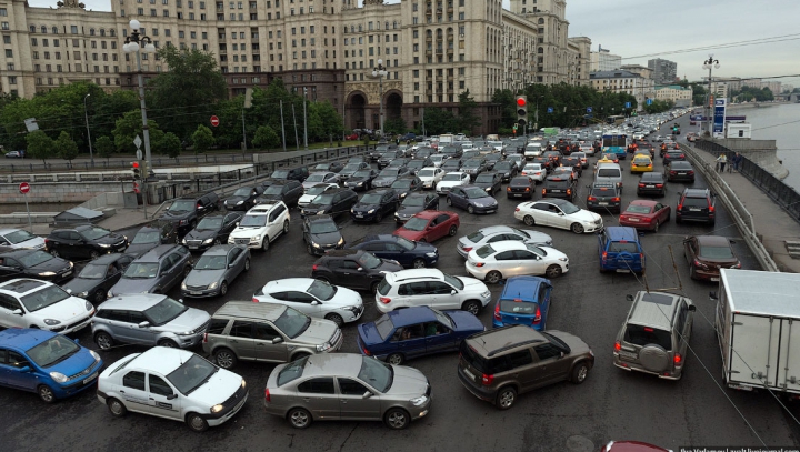 Crezi că ai face faţă unui ambuteiaj din Moscova? Cele din Chişinău trag aer (GALERIE FOTO) 