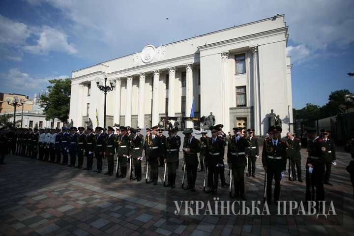 Ucraina a învestit în funcţie cel de-al cincilea preşedinte (FOTO)