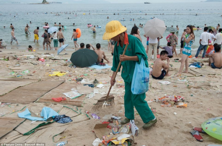 DE NECREZUT! Vezi cum se odihnesc sute de oameni pe o plajă din China (GALERIE FOTO)