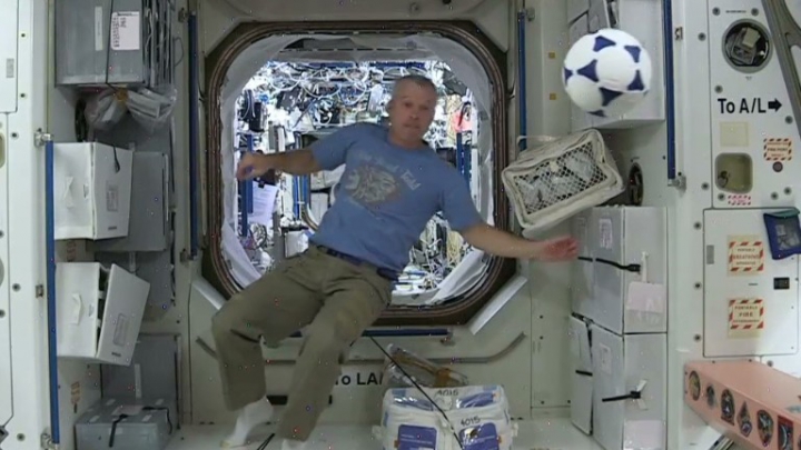 Nebunia fotbalului a ajuns şi în spaţiu. Vezi ce au făcut doi astronauţi după ce au piedut un pariu