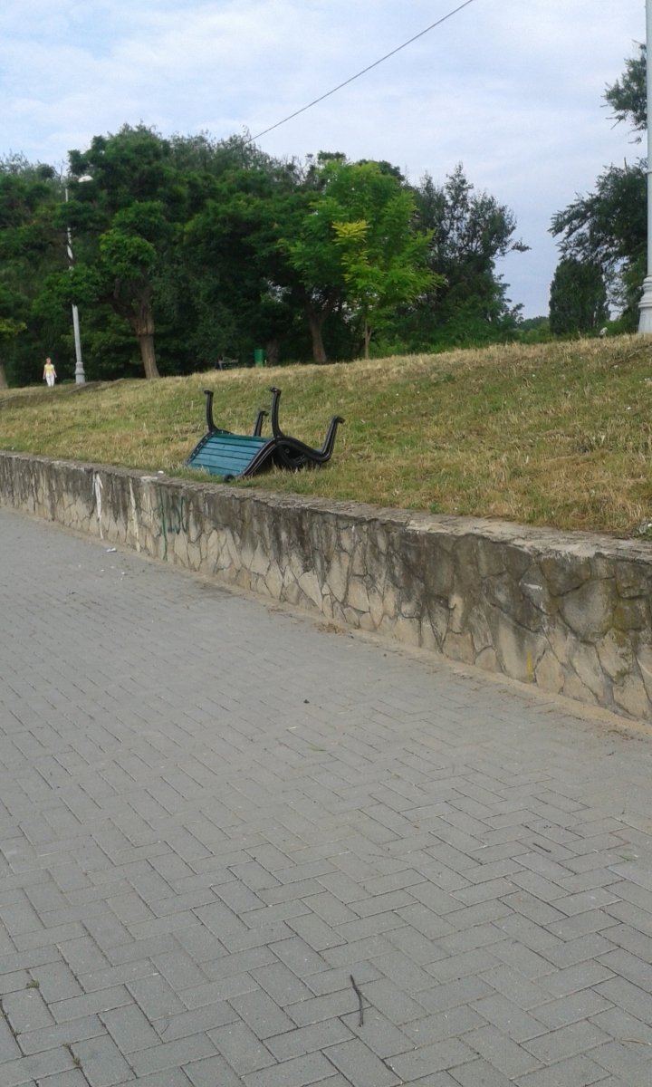 VANDALISM la Valea Morilor! Băncile noi, recent amenajate, au fost răsturnate (FOTO)