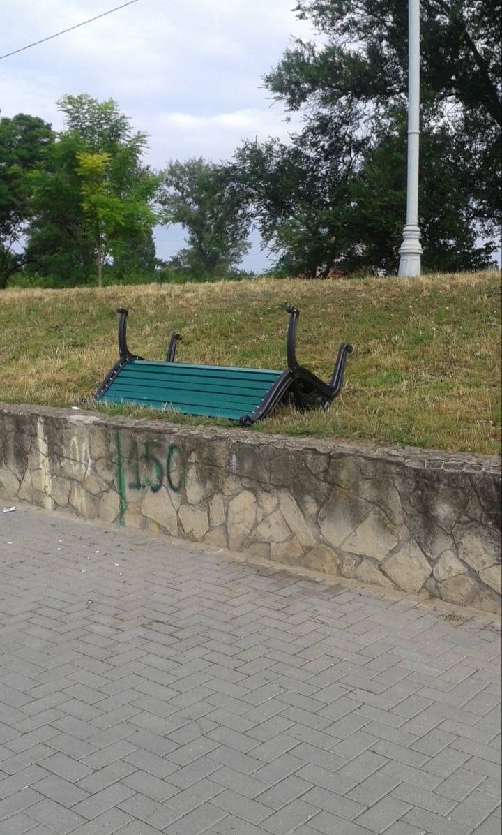 VANDALISM la Valea Morilor! Băncile noi, recent amenajate, au fost răsturnate (FOTO)